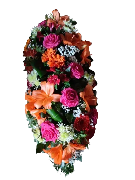Composition florale funéraire de type raquette avec roses roses et lys orange.
